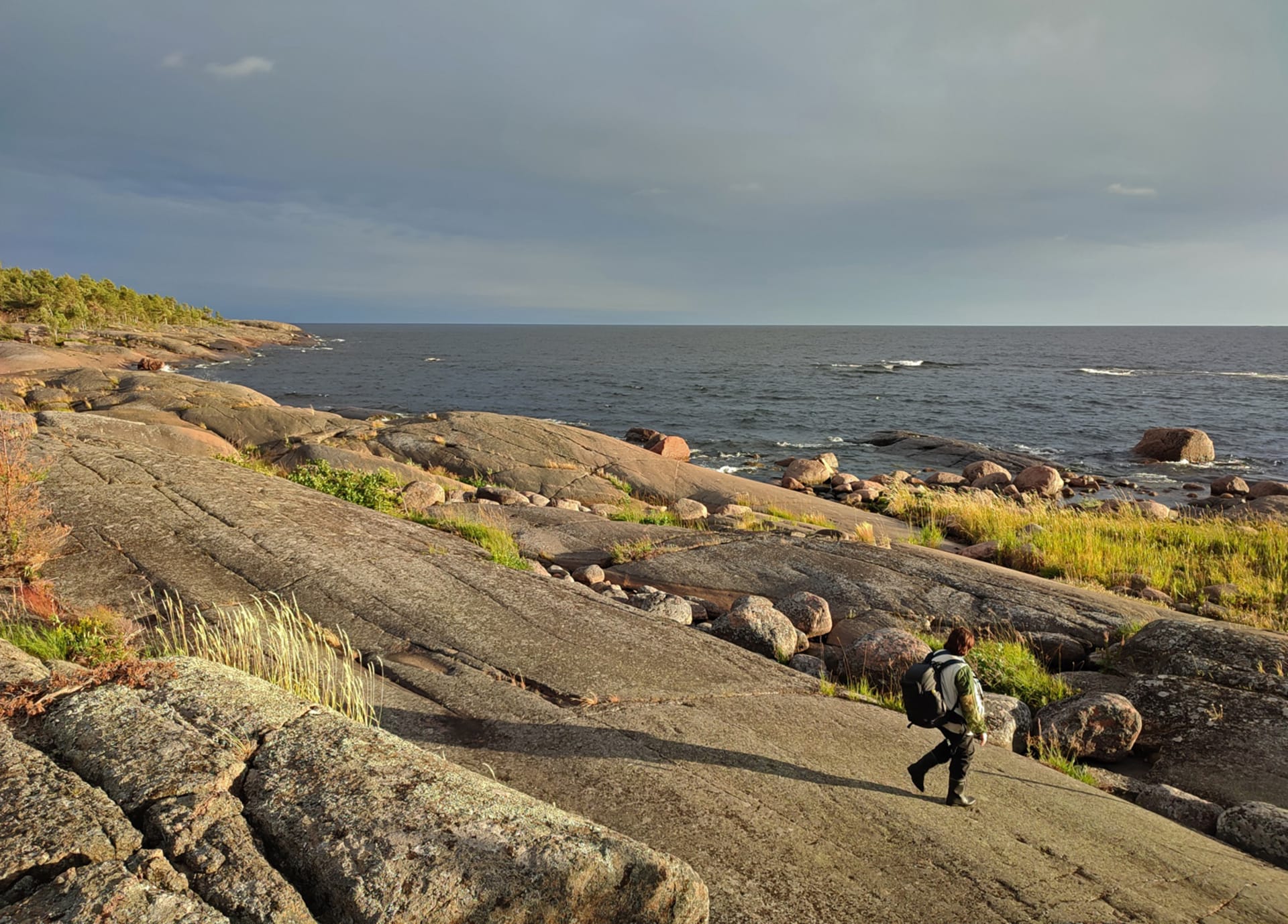 Ulko-Tammiossa rantakallio. Näkymä merelle.