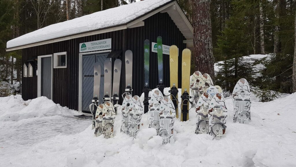 Snowshoes and wide skishoes outside of the Tervajärvi Rental Base