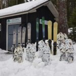 Snowshoes and wide skishoes outside of the Tervajärvi Rental Base