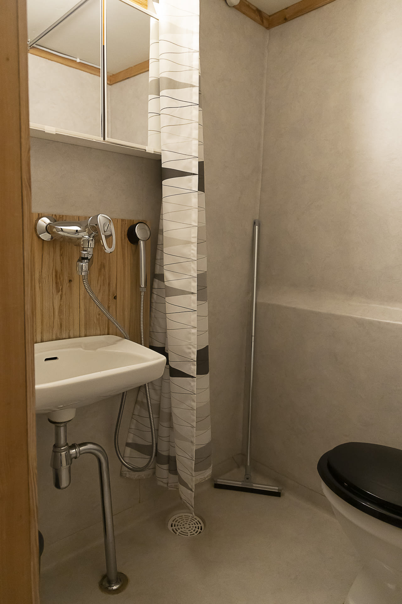 Toilet and shower in room number 6