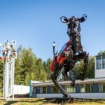 Minna Äkkijyrkän ja Ernst Mether-Borgströmin veistokset Vuohijärven luonto- ja kulttuuritalon pihalla