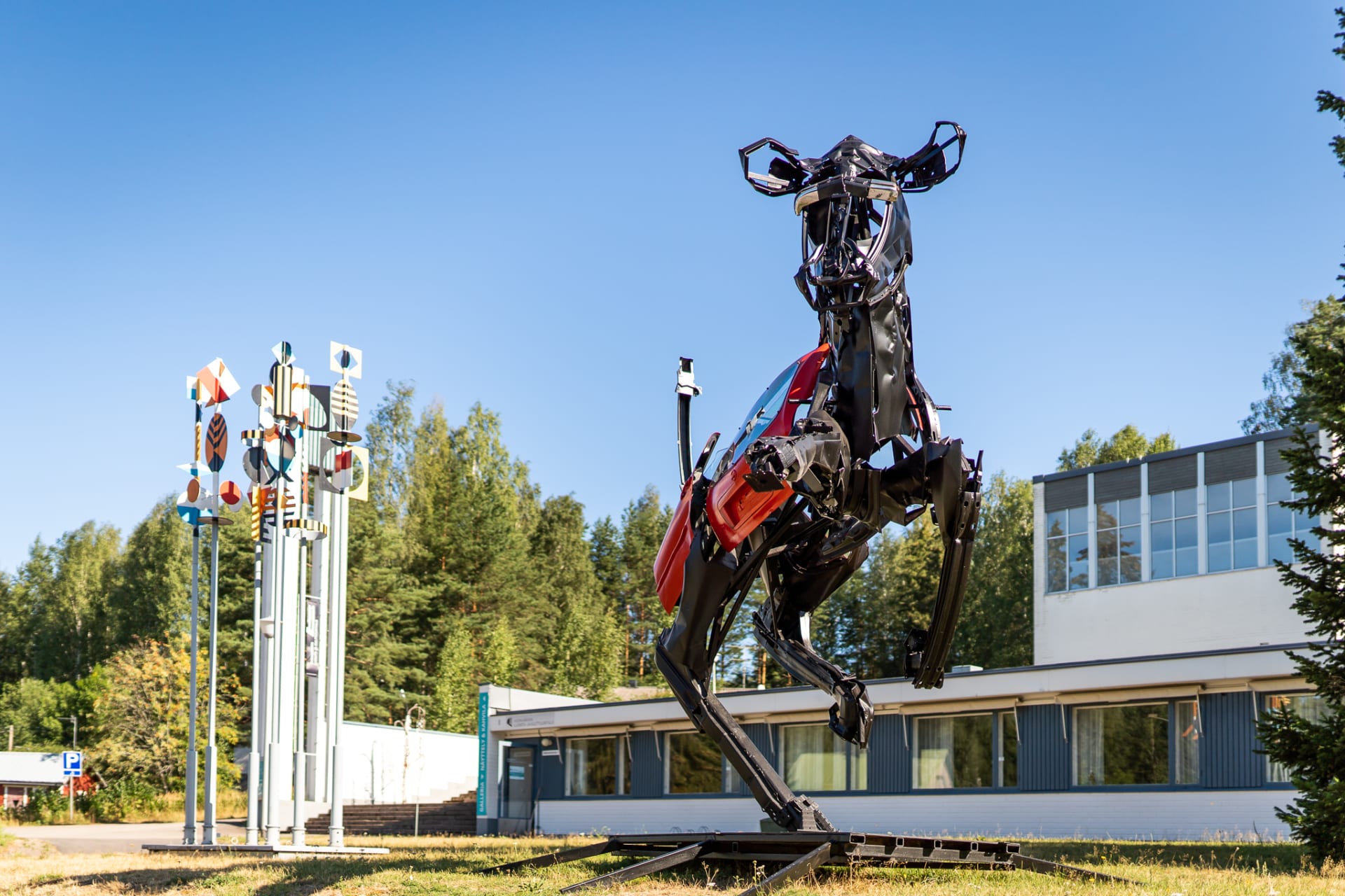 Minna Äkkijyrkän ja Ernst Mether-Borgströmin veistokset Vuohijärven luonto- ja kulttuuritalon pihalla
