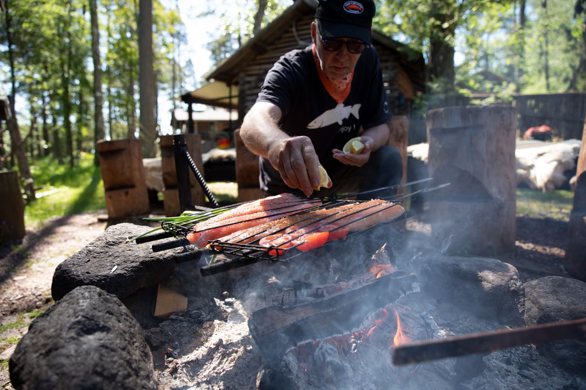 Kalan grillausta nuotiolla