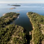 Kesäinen maisema Itäisen Suomenlahden kansallispuistossa ilmasta kuvattuna. Etualalla metsäisiä niemenkärkiä, taustalla meri ja saaria. Kuva: Mika Rokka