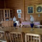 Sisäkuva kalastumajalta. Seinällä keisarin kuva. Kuva: Natalia Gudym