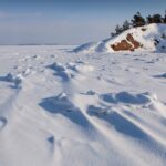 Lumen peittämä merimaisema ja pilvetön taivas Itäisen Suomenlahden kansallispuistossa.  Kuva: Mikko Rokka