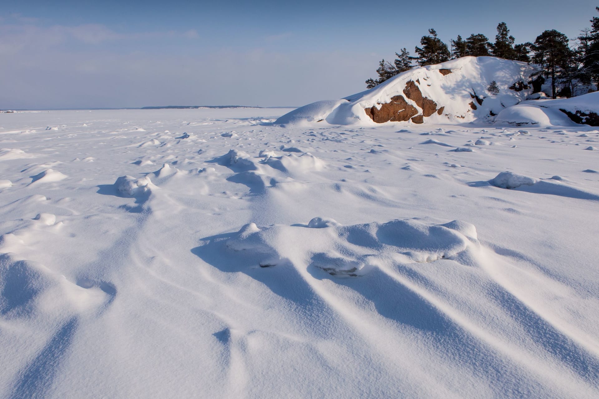 Lumen peittämä merimaisema ja pilvetön taivas Itäisen Suomenlahden kansallispuistossa.  Kuva: Mikko Rokka
