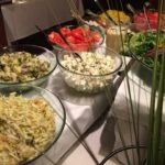 Lounas buffeen salaattipöytä