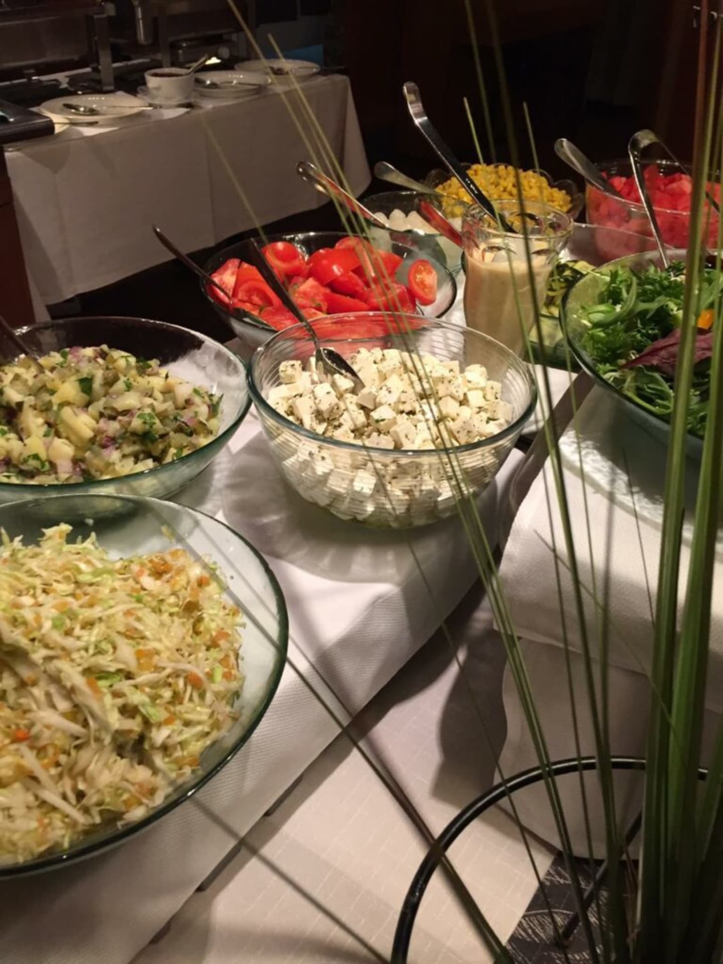 Lounas buffeen salaattipöytä