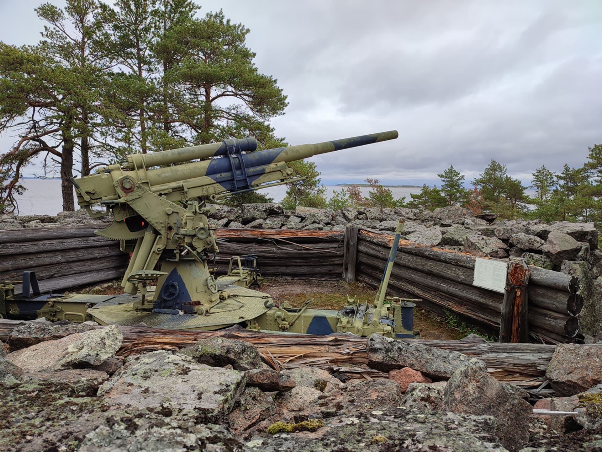Ulko-Tammio. Tykki rannalla osoittamassa merelle.