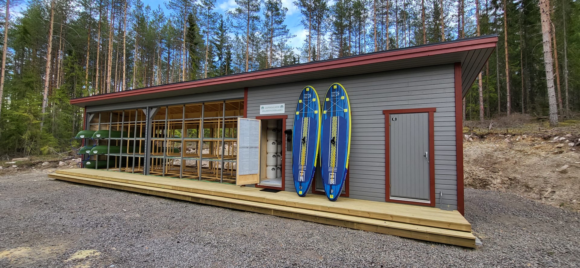 The building has rental offices for several entrepreneurs, and you can recognize Lapinsalmi Rental Base by the sign above the door ("Lapinsalmen välinevuokraamo").