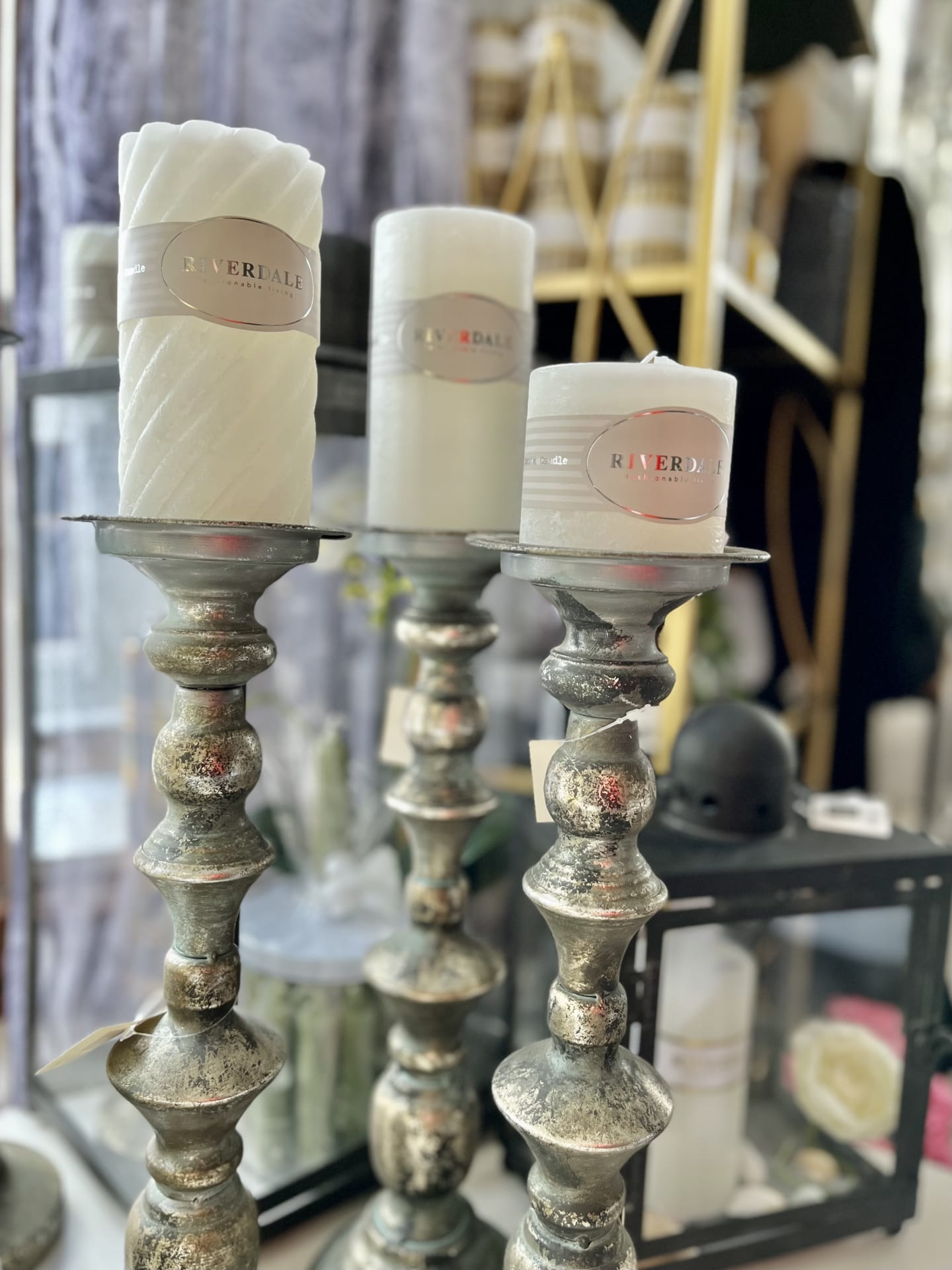 Kynttilänjalkoja ja kynttilöitä