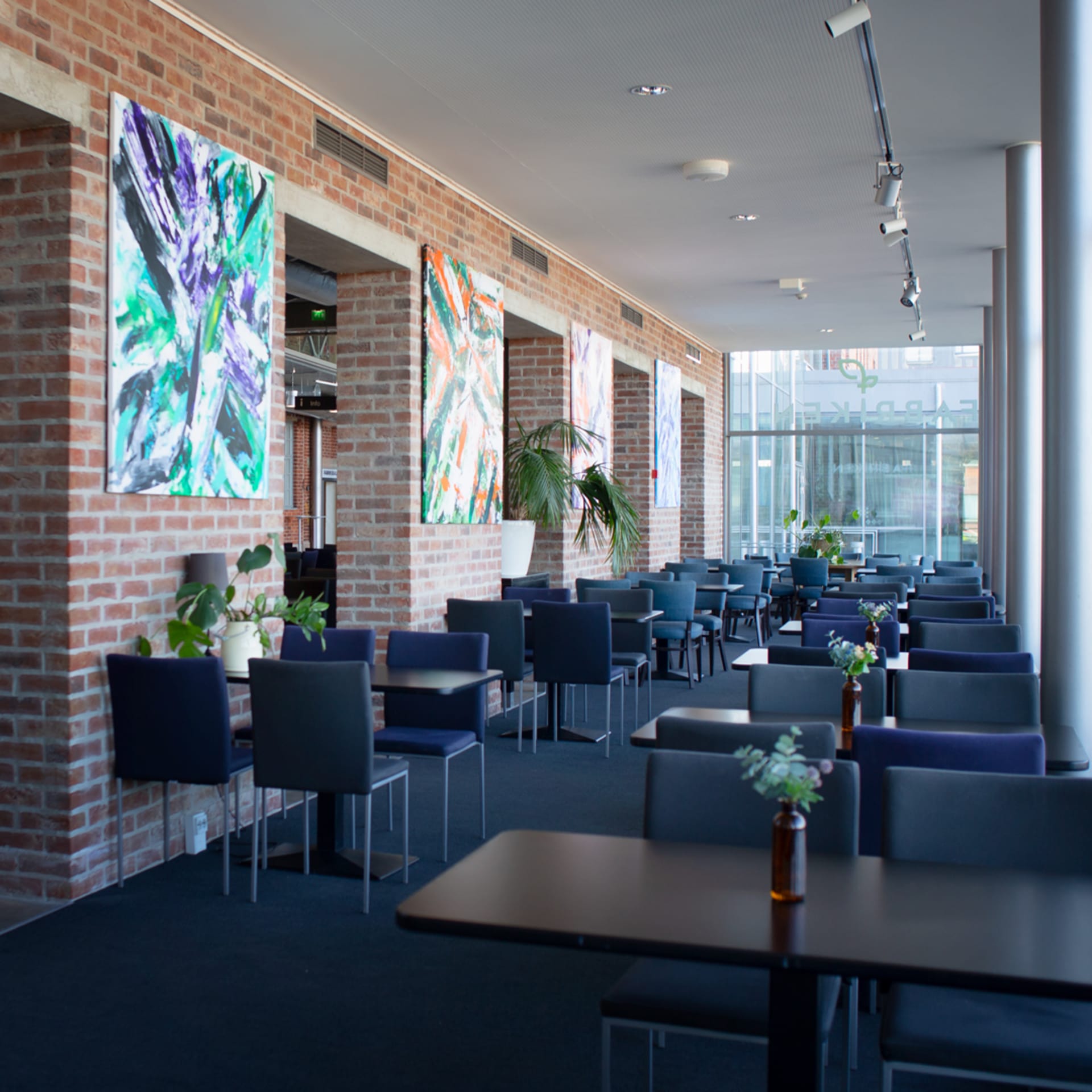 Spacious restaurant has space for big groups.