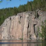 Olhavan kiipeilykallio kuvattuna vastarannalta.