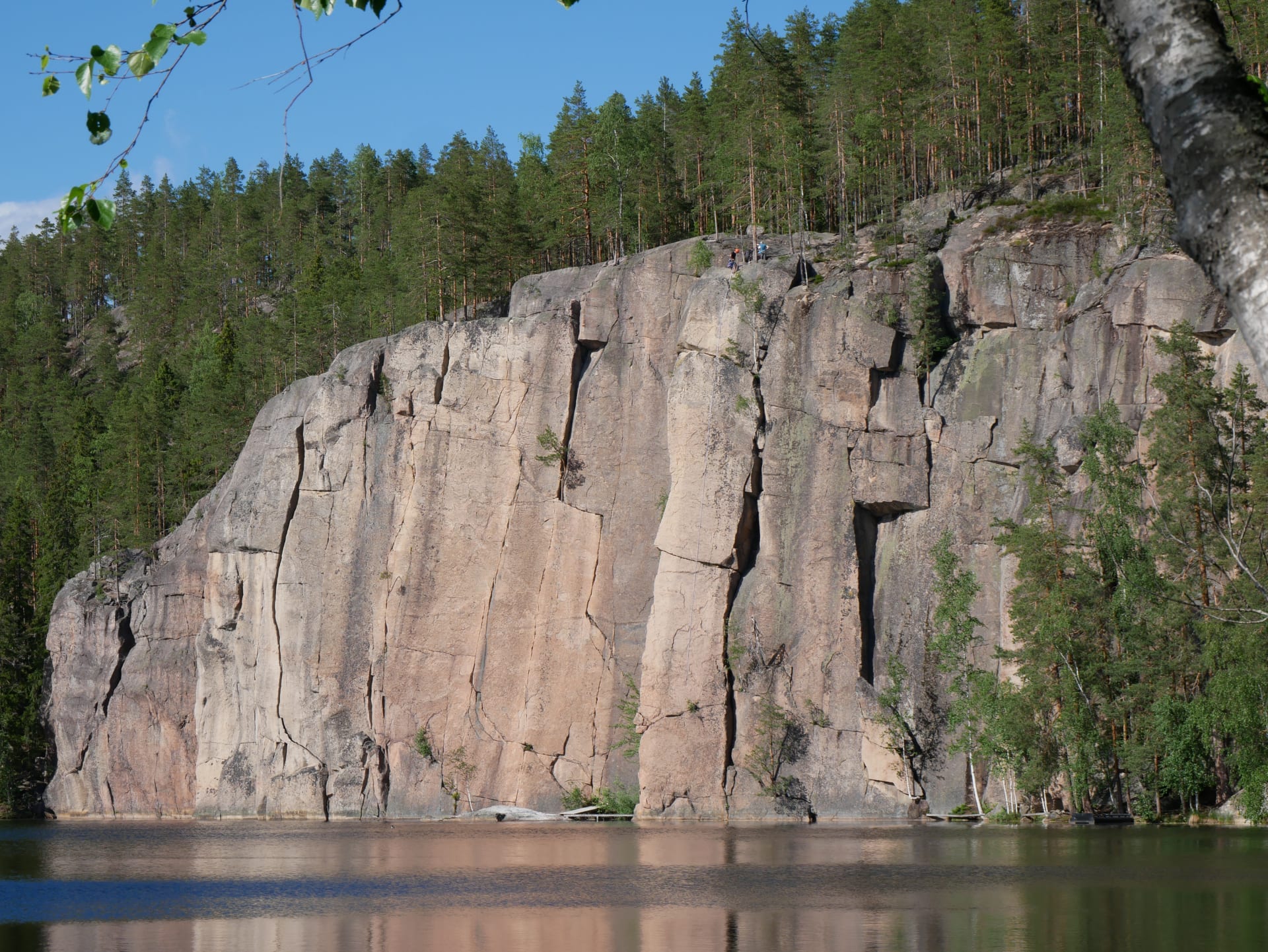 Olhavan kiipeilykallio kuvattuna vastarannalta.