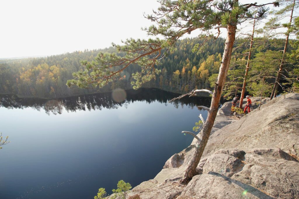 Kiipeilijöitä Olhavan kiipeilykallion päällä.