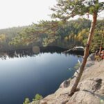 Kiipeilijöitä Olhavan kiipeilykallion päällä.