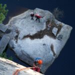 Kiipeilijä laskeutumassa Olhavan kiipeilykalliolla.