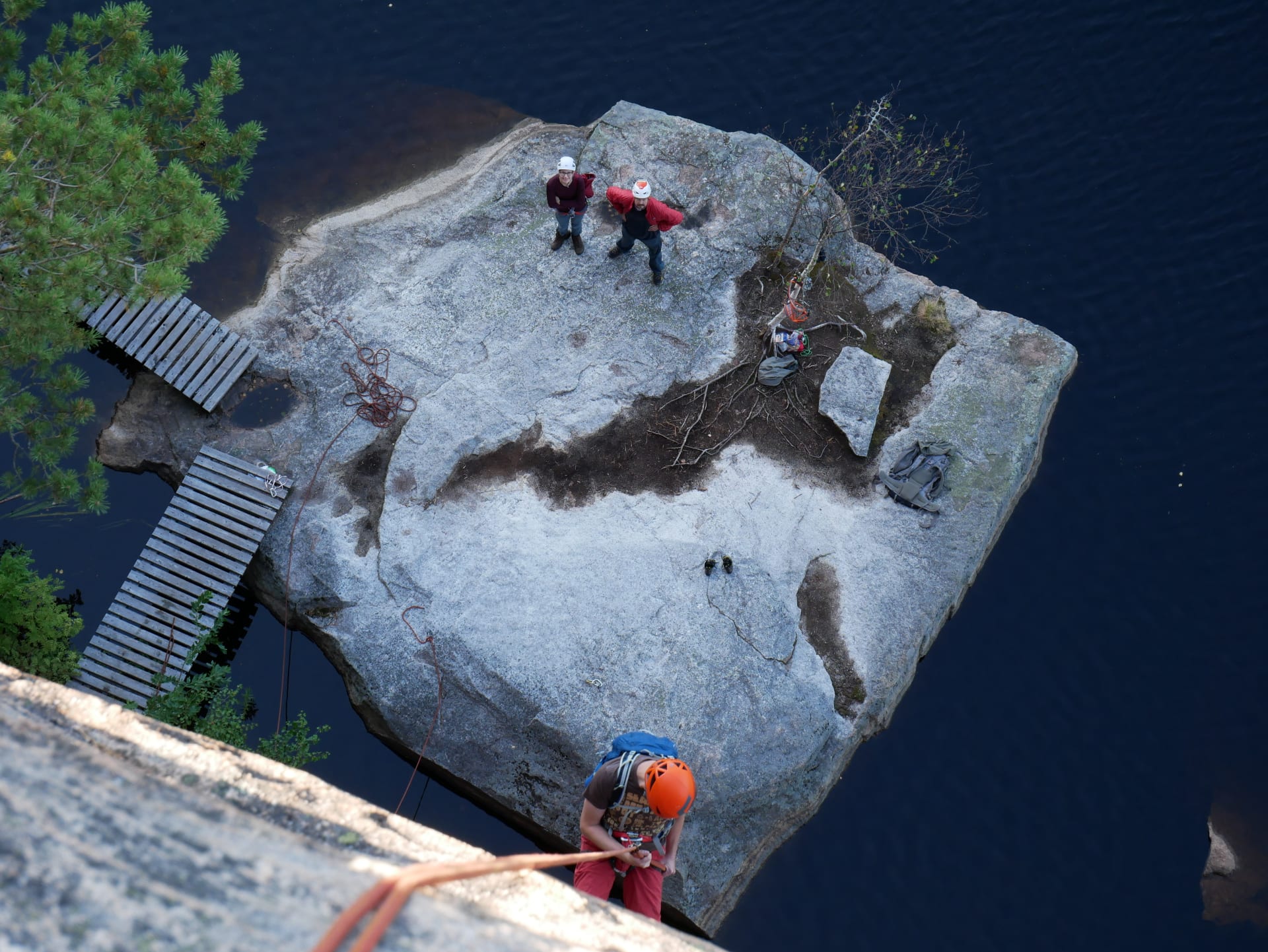 Kiipeilijä laskeutumassa Olhavan kiipeilykalliolla.