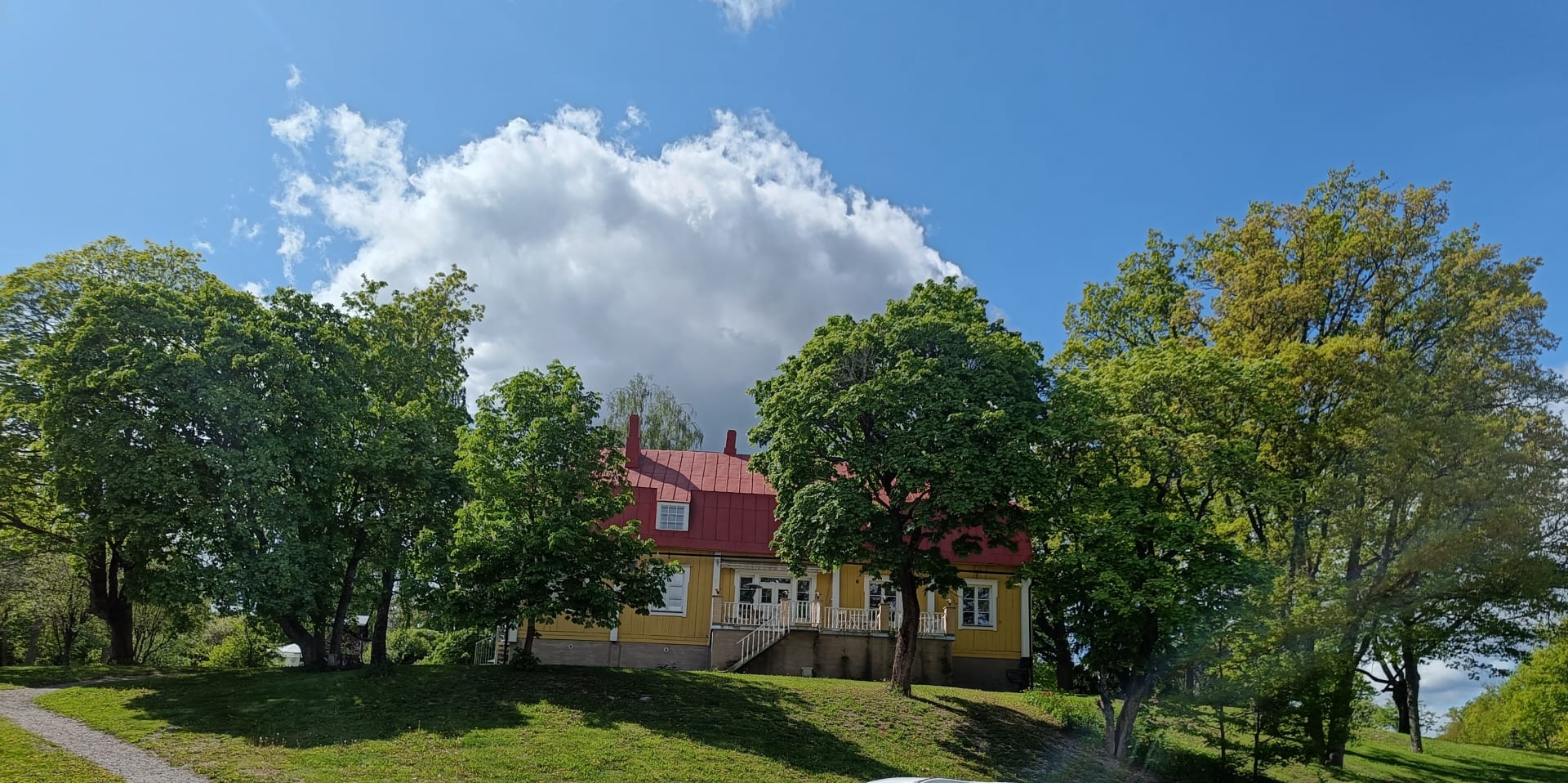 Vuokraamme pyörät Hotelli Päärakennuksen lähistöltä